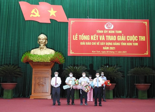 Kon Tum trao Giải báo chí về xây dựng Đảng năm 2021 (08/11/2021)